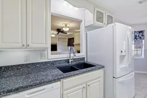 Kitchen - 67 Summit Ridge Dr, Brandon, MS 39042 photo 2 of 4
