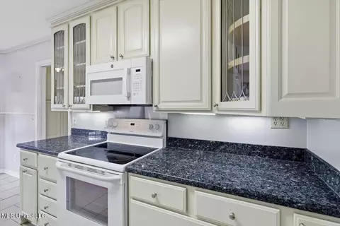 Kitchen - 67 Summit Ridge Dr, Brandon, MS 39042 photo 3 of 4