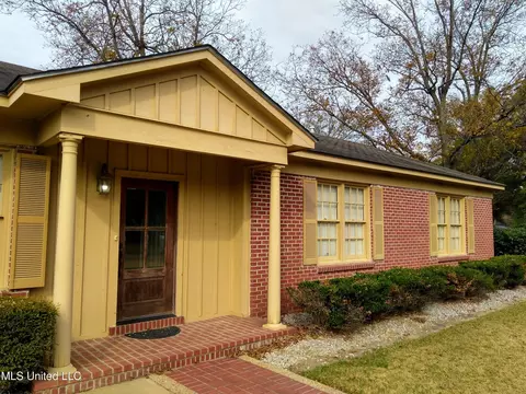 611 Magnolia Dr, Indianola, MS 38751