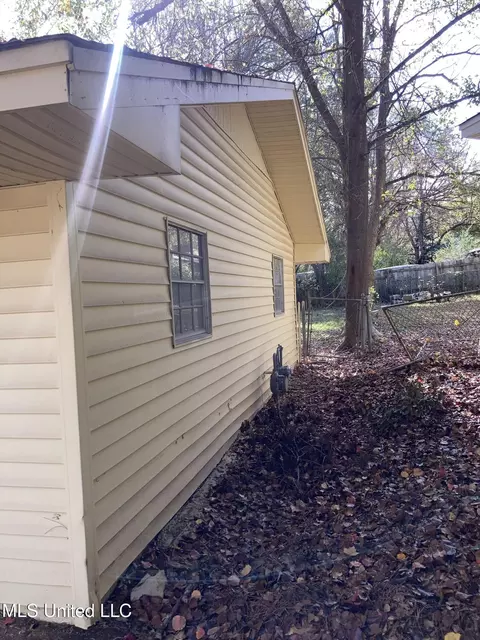 Exterior - 983 Branch St, Jackson, MS 39212 photo 3 of 3