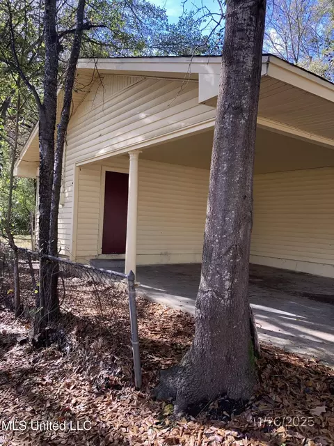 Exterior - 983 Branch St, Jackson, MS 39212 photo 2 of 3