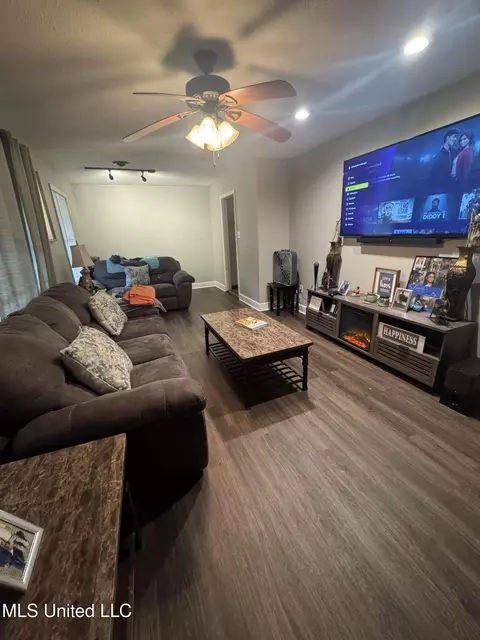 Living - 5253 Wayneland Dr, Jackson, MS 39211 photo 1 of 1