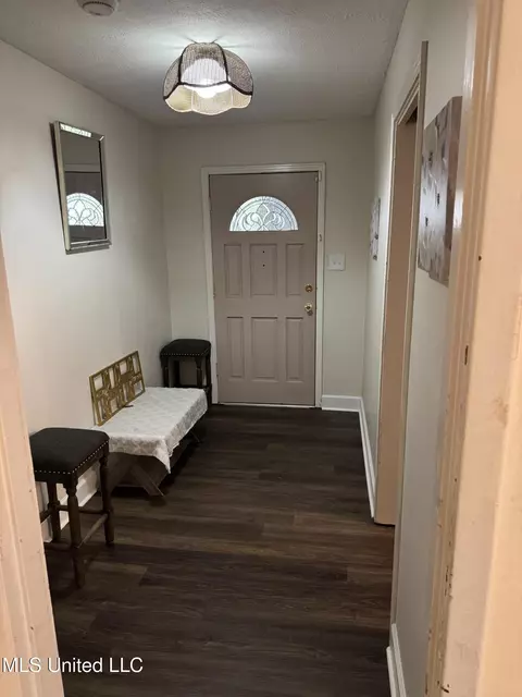 Entry Way - 5253 Wayneland Dr, Jackson, MS 39211 photo 1 of 3