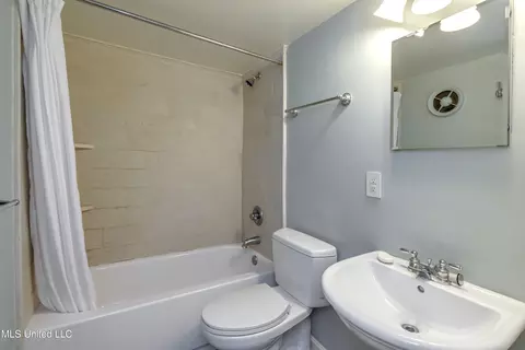 Bath - 1505 Myrtle St, Jackson, MS 39202 photo 2 of 3