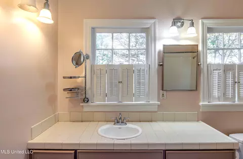 Bath - 1505 Myrtle St, Jackson, MS 39202 photo 1 of 3