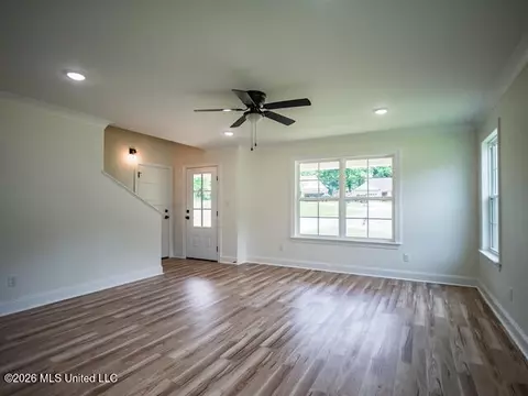 102 Autumwood Cv, Batesville, MS 38606