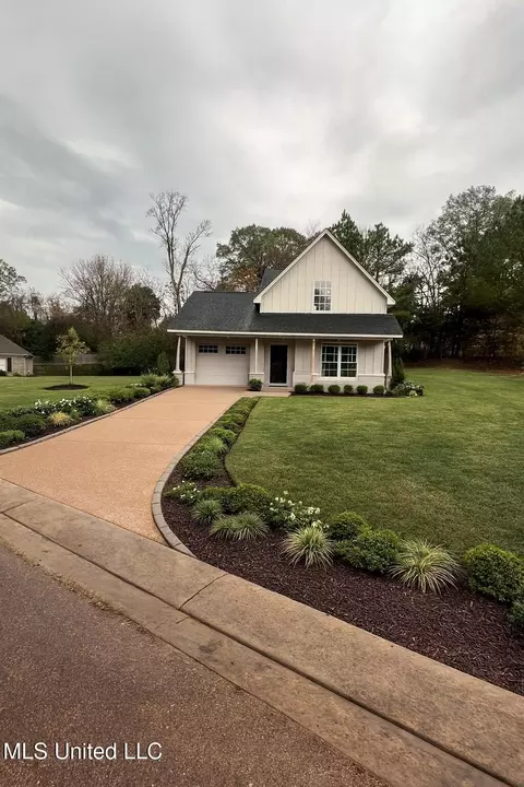 104 Autumnwood Cv, Batesville, MS 38606