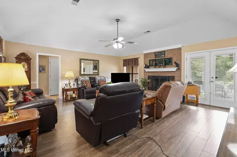 3315 E Plum Point Dr, Olive Branch, MS 38654 photo 9