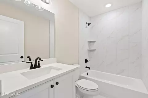 Bath - 705 Bolivar Dr, Nesbit, MS 38651 photo 3 of 3