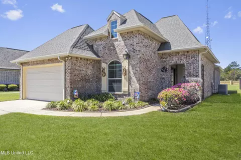 3901 Acadian Village Dr, Ocean Springs, MS 39564