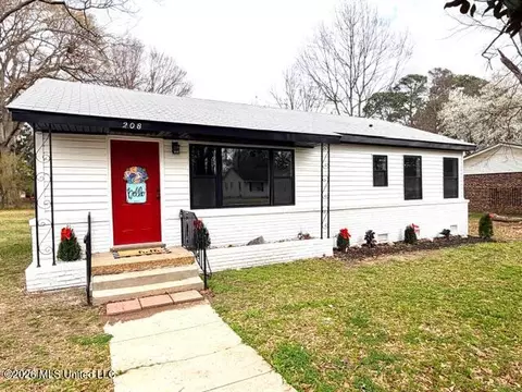 208 Bowden St, Senatobia, MS 38668