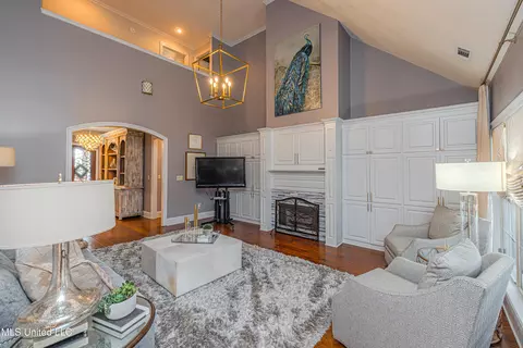 Living - 103 Roberts Dr, Madison, MS 39110 photo 2 of 5