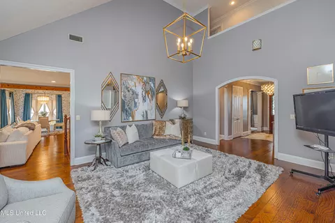 Living - 103 Roberts Dr, Madison, MS 39110 photo 3 of 5