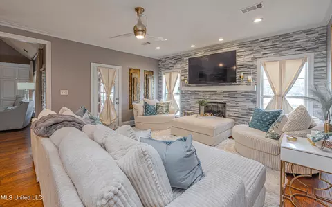 Living - 103 Roberts Dr, Madison, MS 39110 photo 5 of 5