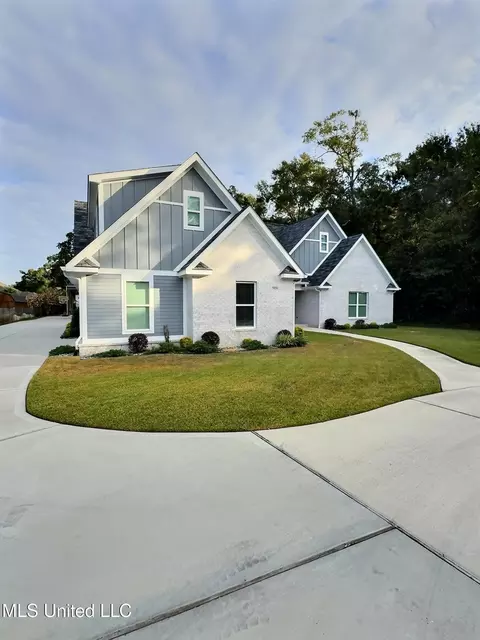 3529 Government St, Ocean Springs, MS 39564