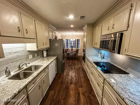 Kitchen - 252 Woodgate Ln, Brandon, MS 39042 photo 1 of 5