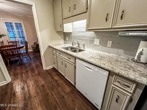 Kitchen - 252 Woodgate Ln, Brandon, MS 39042 photo 2 of 5