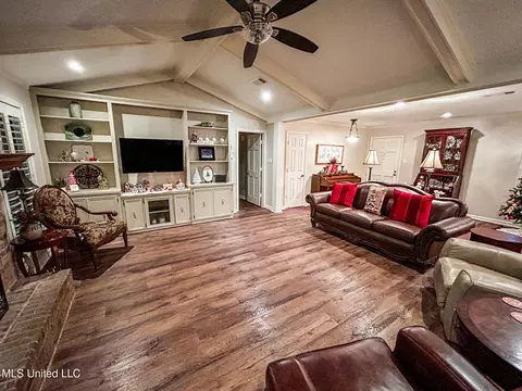 Living - 252 Woodgate Ln, Brandon, MS 39042 photo 3 of 4