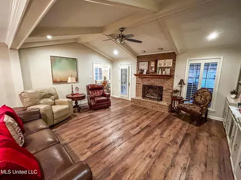 Living - 252 Woodgate Ln, Brandon, MS 39042 photo 1 of 4