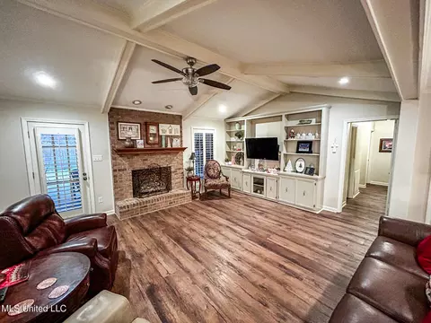 Living - 252 Woodgate Ln, Brandon, MS 39042 photo 2 of 4