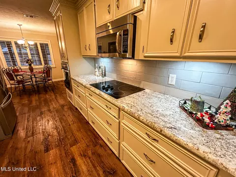 Kitchen - 252 Woodgate Ln, Brandon, MS 39042 photo 3 of 5