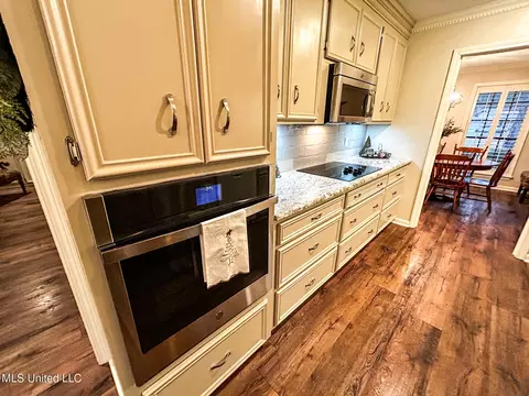 Kitchen - 252 Woodgate Ln, Brandon, MS 39042 photo 4 of 5
