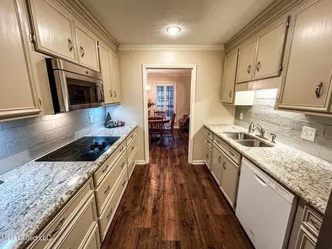 Kitchen - 252 Woodgate Ln, Brandon, MS 39042 photo 5 of 5