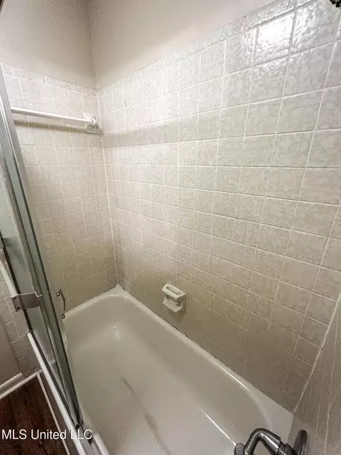 Bath - 252 Woodgate Ln, Brandon, MS 39042 photo 6 of 6