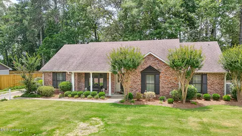 697 Country Place Dr, Pearl, MS 39208