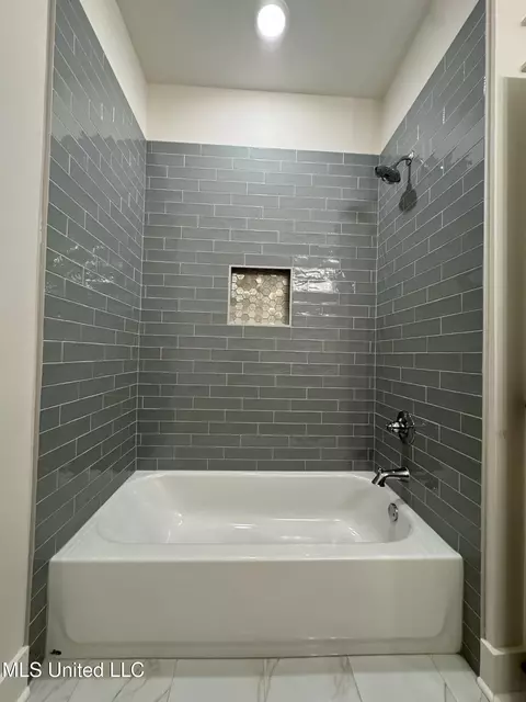 Bath - 1762 Bakersfield Way, Nesbit, MS 38651 photo 6 of 7