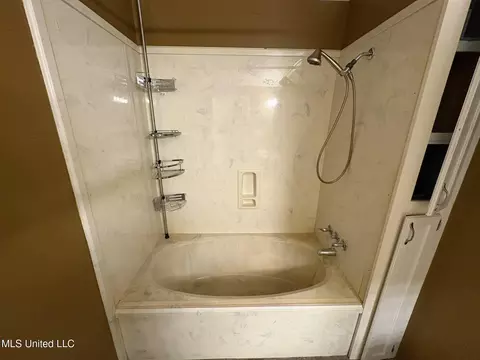 Bath - 11828 Ormond Rd, Moss Point, MS 39562 photo 3 of 6