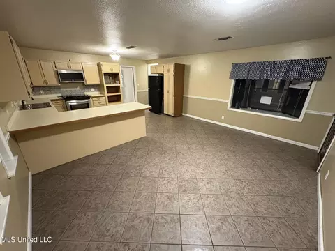 Living - 11828 Ormond Rd, Moss Point, MS 39562 photo 2 of 4