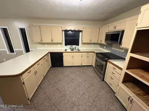 Kitchen - 11828 Ormond Rd, Moss Point, MS 39562 photo 1 of 2