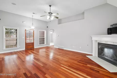 Living - 729 Mossy Oak Cv, Hernando, MS 38632 photo 2 of 3
