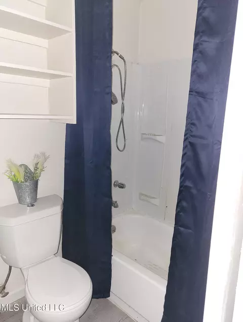 Bath - 2871 Woodside Dr, Jackson, MS 39212 photo 2 of 4