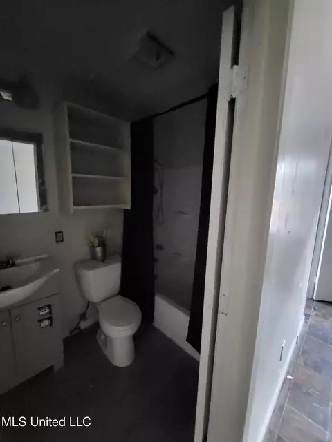 Bath - 2871 Woodside Dr, Jackson, MS 39212 photo 1 of 3