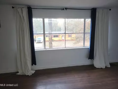 Living - 2871 Woodside Dr, Jackson, MS 39212 photo 2 of 5
