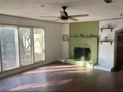 Living - 2871 Woodside Dr, Jackson, MS 39212 photo 3 of 5
