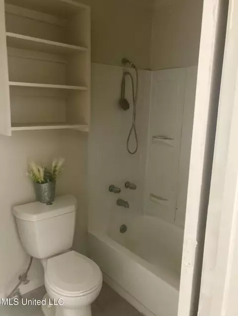 Bath - 2871 Woodside Dr, Jackson, MS 39212 photo 2 of 3