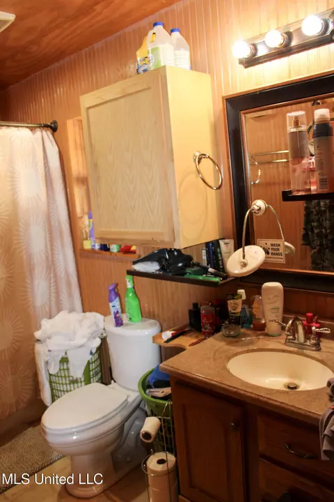 Bath - 2108 Joel Lang Rd, Mccomb, MS 39648 photo 1 of 3