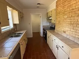 Entry Way - 31 White Cv, Grenada, MS 38901 photo 1 of 3