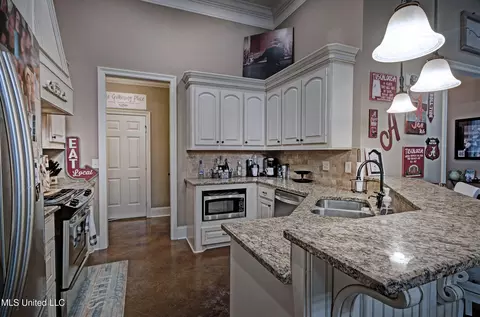 Kitchen - 217 Stonebridge Blvd, Brandon, MS 39042 photo 2 of 3