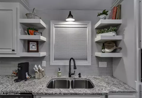 Kitchen - 730 Sawgrass Lakes Dr, Brandon, MS 39042 photo 7 of 8