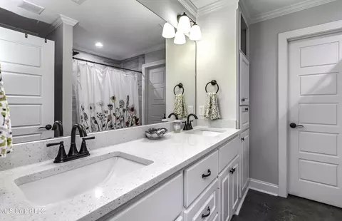 Bath - 730 Sawgrass Lakes Dr, Brandon, MS 39042 photo 2 of 5