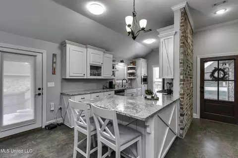 Kitchen - 730 Sawgrass Lakes Dr, Brandon, MS 39042 photo 2 of 8