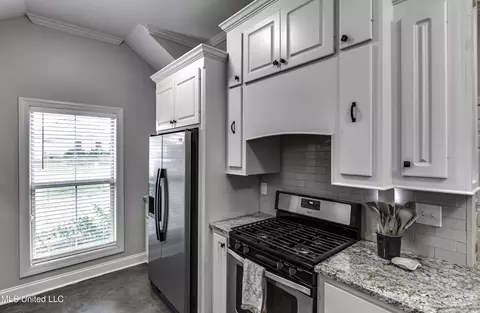 Kitchen - 730 Sawgrass Lakes Dr, Brandon, MS 39042 photo 5 of 8