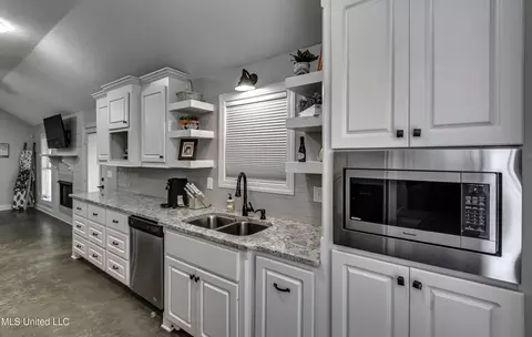 Kitchen - 730 Sawgrass Lakes Dr, Brandon, MS 39042 photo 8 of 8