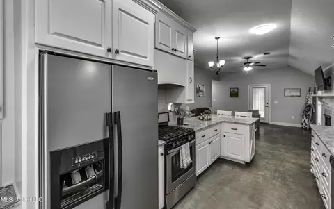 Entry Way - 730 Sawgrass Lakes Dr, Brandon, MS 39042 photo 4 of 5