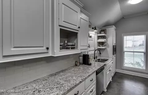 Kitchen - 730 Sawgrass Lakes Dr, Brandon, MS 39042 photo 4 of 8