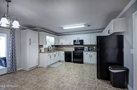 Kitchen - 625 Post Oak Pl, Pearl, MS 39208 photo 2 of 2